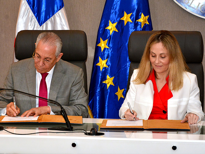 EL embajador Antonio Vargas Hernández y la Vicepresidente del BEI, Emma Navarro, durante la firma del convenio