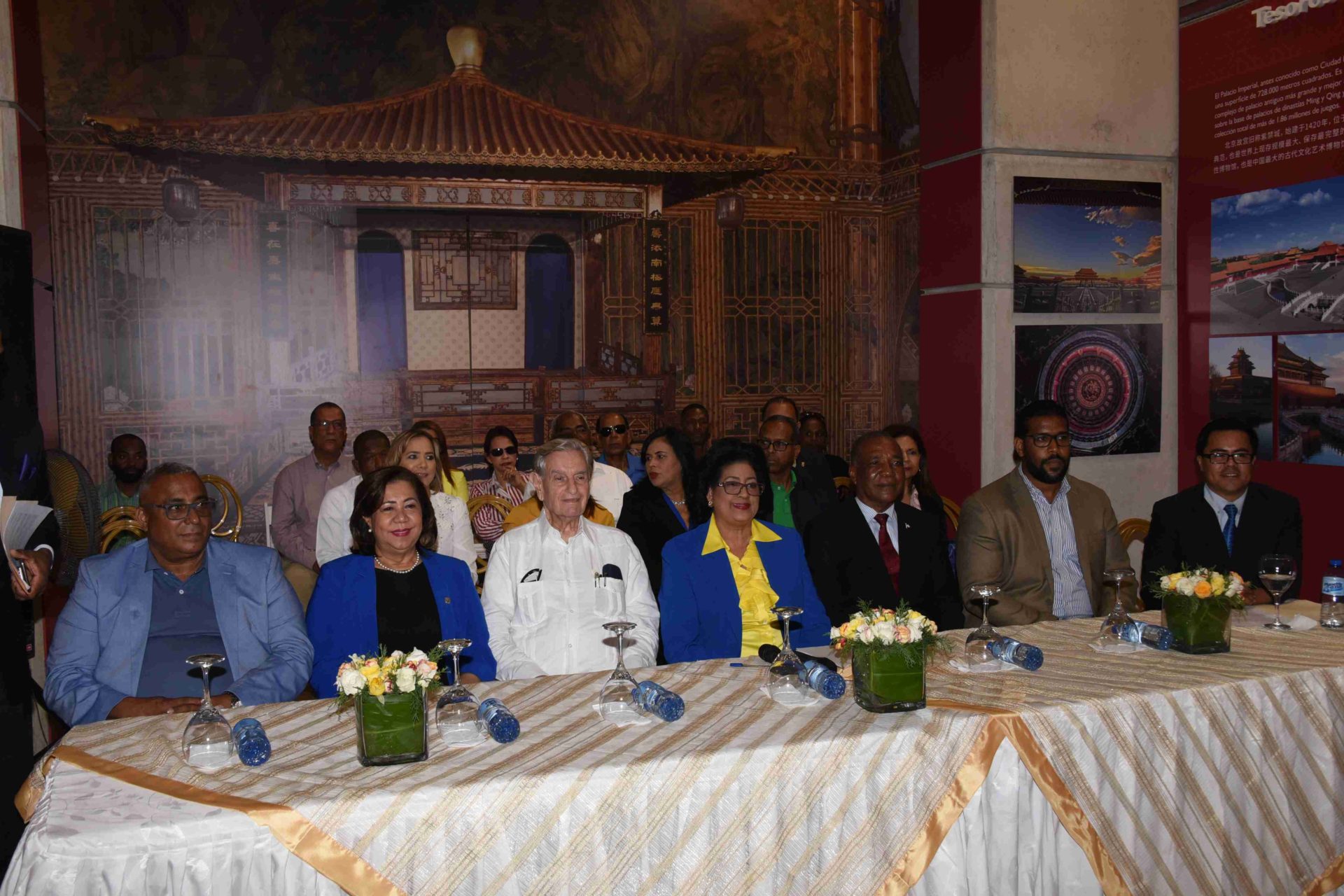 Pascual Gómez, Alcalde de Pedro Brand, Jacinta Estévez, vicealcaldesa de Santo Domingo Este, Federico Henríquez Gratereaux, viceministro de Cultura, la senadora Cristina Lizardo, el gobernador del Faro a Colón, Diógenes González, Roberto Marte, representante de Santo Domingo Norte y Ricardo Godínez.