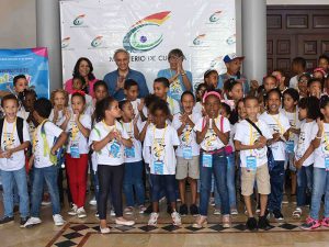 Una vista general de los niños, niñas y adolescentes participantes en el campamento, acompañados el maestro José Antonio Molina, director de la Orquesta Sinfónica Nacional, y de la directora general de Recursos Humanos, Milagros Peralta.
