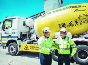 Equipo-de-Cemex-da-demostraciones-manejo-en-equipo-pesados.