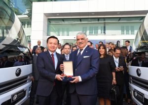 Foto-entrega-autobuses-chinos-696x497