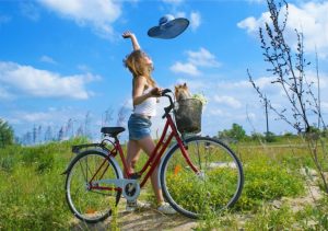 linda-chica-disfruta-un-día-soleado-a-orillas-de-la-ciudad-con-mascota-en-la-bicicleta-768x541