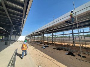 MOPC-asegura-cumple-con-la-ley-en-construcción-Terminal-de-Autobuses-del-Este-696x522