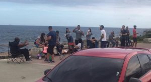 Personas-en-Malecón-1 (1)