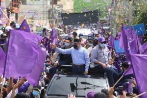 Presidente-Medina-realiza-recorrido-por-Dajabón-en-apoyo-a-Gonzalo-y-candidatos-del-PLD-696x463