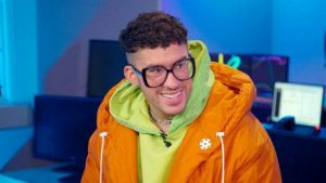 bad_bunny-riendo-1024x575-1-696x391