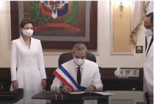 Abinader-junto-a-la-vicepresidenta-Raquel-Peña-y-el-consultor-jurídico-del-Poder-Ejecutivo-Antoliano-Peralta-firmando-sus-primeros-decretos.