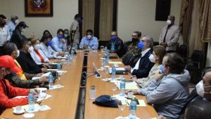 El-presidente-Abinader-reunido-este-domingo-en-la-noche-con-otros-funcionarios-en-el-Palacio-Nacional.