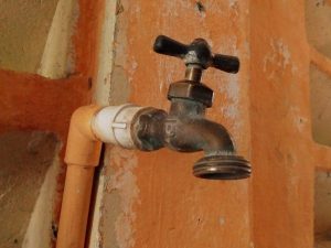 RESIDENTES-EN-URBANIZACIONES-Y-SECTORES-DE-PUERTO-PLATA-DENUNCIAN-PADECEN-PROLONGADA-FALTA-DE-AGUA-POTABLE-scaled-e1589552352301