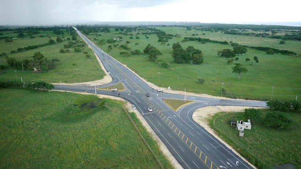 construcción de carretera Bávaro- Uvero Alto