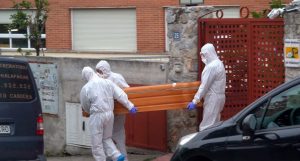 europapress-2823873-varios-operarios-realizan-traslado-cadaveres-residencia-geriatrica-1024x550
