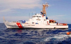 GUARDIA-COSTERA-DE-EEUU-RESCATE-A-DOS-VIAJEROS-QUE-NAUFRAGARON-A-128-KILOMETROS-DE-PUERTO-PLATA