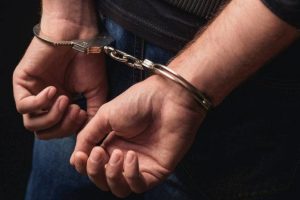 apresado-detenido-preso-esposado-696x465