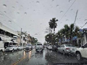 LLUVIA-CLIMA-MALECÓN-1-696x522