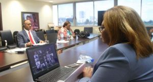 La-doctora-Lesly-Mejia-Roque-decana-durante-la-investidura-del-diplomado-Tutor-Virtual-scaled-1024x550
