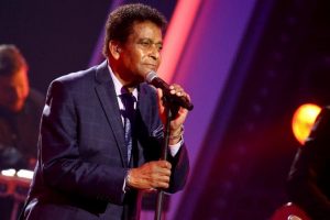 La-leyenda-de-la-música-country-Charley-Pride-muere-a-768x512 (1)