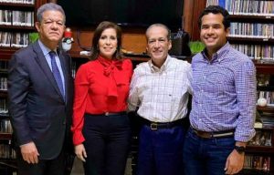 Leonel-y-Omar-Fernández-junto-a-Reynaldo-Pared-y-su-esposa-Ingrid-Mendoza