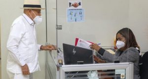 foto-El-Delegado-Politico-del-PRSC-Tacito-Perdomo-en-el-momento-que-deposita-ante-la-JCE-el-recurso-de-revision.--1024x550