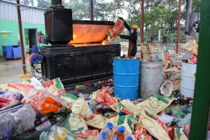 Momento en que se incinera los miles de productos dañados decomisados por Pro Consumidor en diferentes operativos