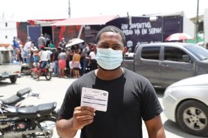 Jóven durante jornada de vacunación en unidad móvil del Ministerio de la Juventud