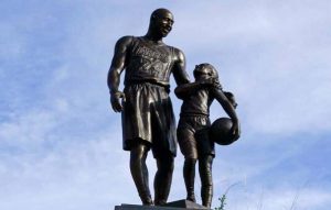 estatua-kobe-a608f59e-focus-min0.2-0.42-895-573