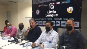 Carlos-Pagán-al-centro-ofrece-detalles-de-las-Eliminatorias-del-Caribe-de-Pequeñas-Ligas-U12. (1)