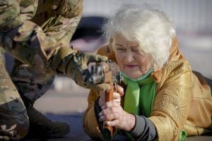 mujer-con-celular-en-la-mano-de-una-persona-con-uniforme-militar-527c8ccf-focus-0-0-546-350