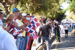 un-grupo-de-gente-en-la-calle-95c21b8c