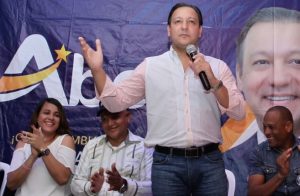 Abel-Martínez-durante-un-acto-en-el-barrio-La-Loma-del-Chivo-de-Santo-Domingo. (1)