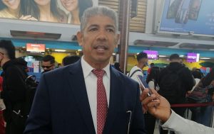 Alberto-Tavárez-conversando-con-periodistas-en-el-aeropuerto-Las-Américas.