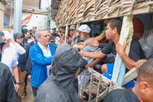 El-presidente-Abinader-saluda