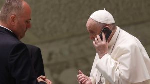 Papa-Francisco-hablando-por-teléfono