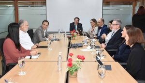 Reunión-del-Ministro-de-Economía-con-funcionarios-del-Banco-Mundial.