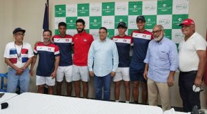 autoridades-con-el-equipo-dominicano (1)
