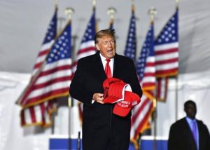 donald-trump-en-traje-con-corbata-roja-4ab84da6-focus-0-0-895-573