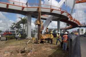 tren-de-carga-pasando-por-un-puente-73c37251