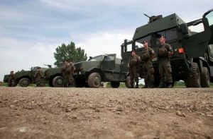 FOTO DE ARCHIVO: Los miembros de la fuerza militar de la UE esperan al ministro de Defensa austriaco al oeste de Viena