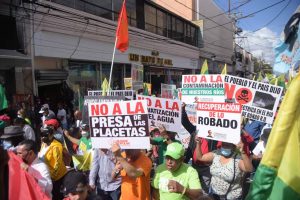 un-grupo-de-personas-en-frente-de-un-local-comercial-fe3580f5