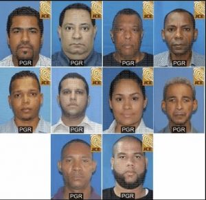 una-foto-de-un-grupo-de-personas-posando-para-una-foto-0bcaf700-8835d468-focus-0-0-895-573