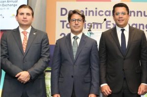 El-ministro-de-Turismo-David-Collado-junto-al-presidente-de-Asonahores-Rafael-Blanco-Tejera-y-el-vicepresidente-ejecutivo-Andrés-Marranzini