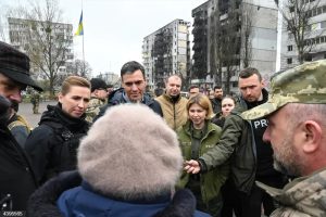 El-presidente-del-Gobierno-Pedro-Sánchez-y-la-primera-ministra-danesa-Mette-Frederiksen-durante-su-visita-a-Borodianka-Ucrania
