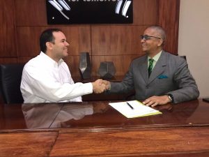 Pedro-Chalas-Ferreiras-presidente-de-Soles-de-Santo-Domingo-Este-y-el-cronista-deportivo-Osvaldo-Rodríguez-Suncar-se-saludan-tras-la-firma-del-contrato. (1)