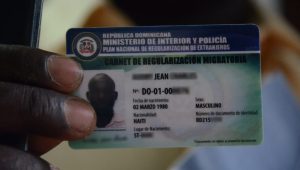 Un-carnet-del-Plan-Nacional-de-Regularización-de-Extranjeros-entregado-a-un-haitiano-residente-en-la-República-Dominicana.-Diario-Libre2FJosé-Justo-Feliz-1024x678