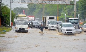 charco-de-agua-en-la-autopista-duarte-provoca-tapon-19-04-2022-felix-de-la-cruz-19-625f68416b262-640x384 (1)