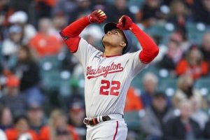 jugador-de-béisbol-con-espectadores-206f4c02-focus-0.06-0.62-895-573