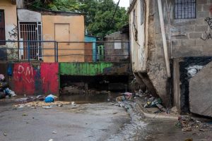 un-par-de-personas-de-pie-en-la-calle-7ee09964