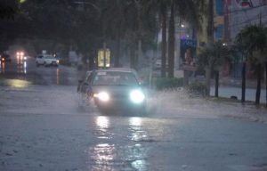 vehículos-transitando-en-una-calle-inundada-por-las-lluvias-55e94bc4-focus-0-0-895-573-8b8c7afc-focus-0-0-895-573