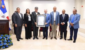 El-Senado-de-la-República-reconoce-a-Fernando-Villalona-por-sus-50-años-en-la-música2