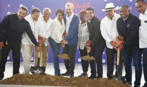 El-presidente-Abinader-cuando-dejaba-iniciada-la-construcción-de-varias-obras-en-Monte-Plata-acompañado-de-otros-funcionarios.