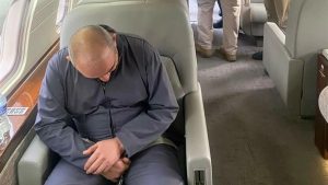 Otoniel-en-el-avión-que-lo-transportó-a-los-Estados-Unidos (1)